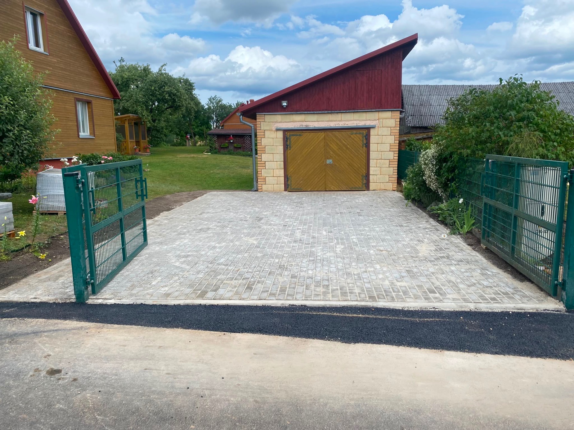 Bruģēts piebraucamais ceļš pie garāžas